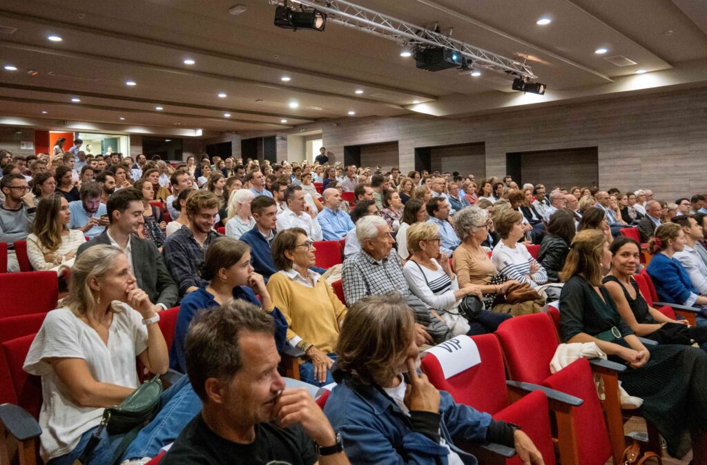 L'auditorium est plain pour la conférence de Sylvain Tesson au Campus Biaggi