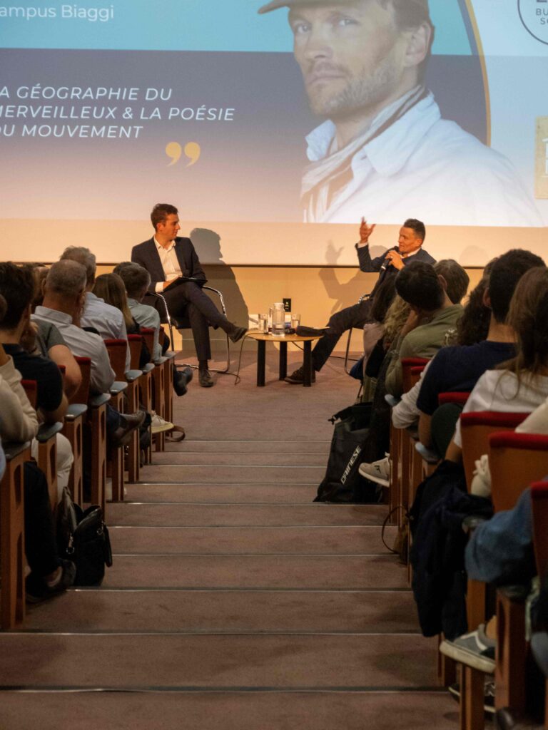 Sylvain Tesson sur la scène de l'auditorium du Campus Biaggi