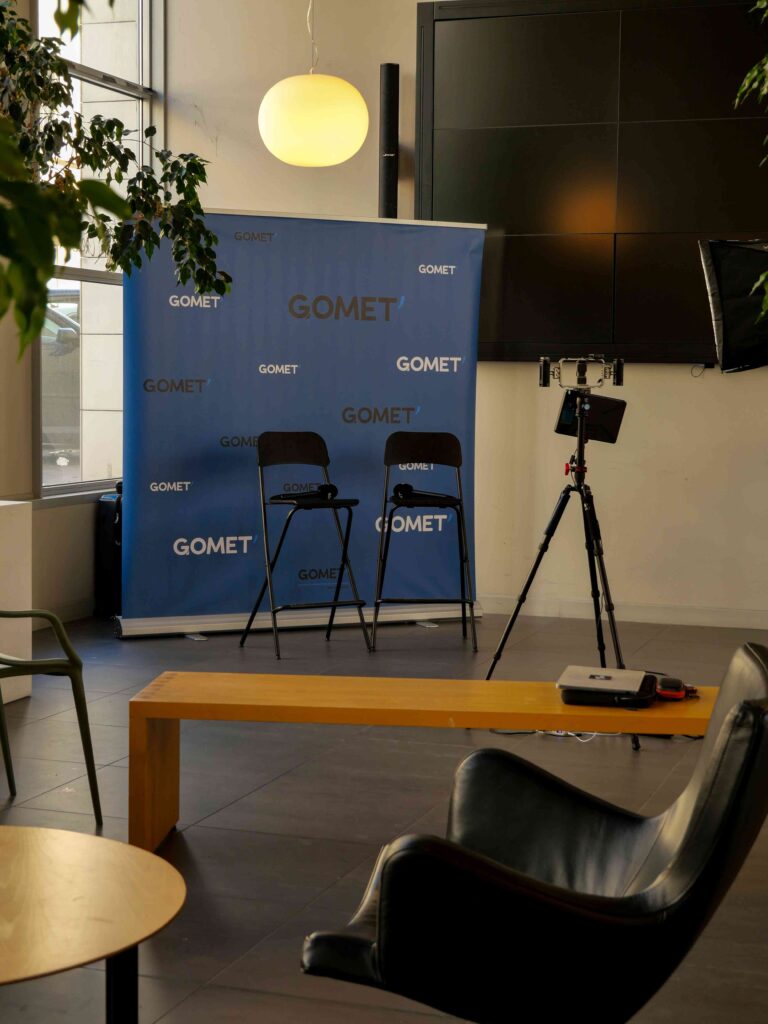 Espace média de Gomet installé dans le hall du Campus Biagggi